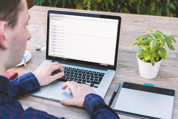 Quelles techniques de modélisation comportementale sont utilisées pour créer des PNJ convaincants dans les RPG?