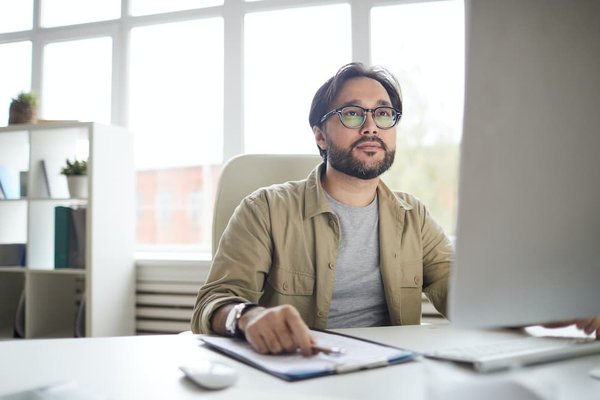 Quelle application permet de créer un journal de bord médical détaillé sur un smartphone pour les patients chroniques?